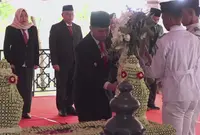 Wagub Emil Dardak Ziarah ke Makam Gubernur Mohammad Noer