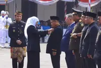 Pemprov Jatim Anugerahkan Lencana Kepada 17 Tokoh