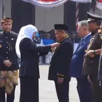 Pemprov Jatim Anugerahkan Lencana Kepada 17 Tokoh