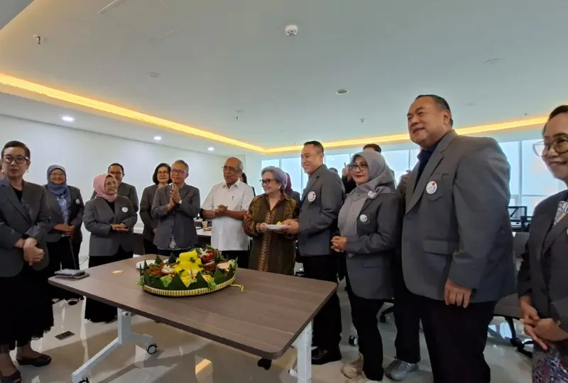 Ketua Umum ARSSI, Dr. drg. Iing Ichsan Hanafi, MARS., MH, meresmikan ruang sekretariat baru ARSSI