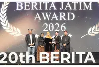 Gubernur Jawa Timur Khofifah Indar Parawansa menerima penghargaan Lifetime Achievement