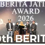 Gubernur Jawa Timur Khofifah Indar Parawansa menerima penghargaan Lifetime Achievement