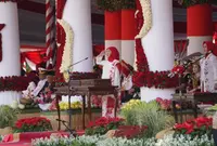 Gubernur Khofifah Pimpin Upacara HUT ke-81 RI
