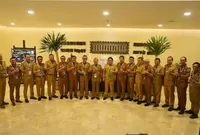 Gubernur Koster Bentuk Satgas Penanganan Sampah Pantai Kuta