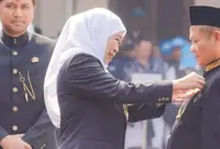Menperin Menerima Lencana Penghargaan dari Pemerintah Provinsi Jawa Timur