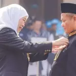 Menperin Menerima Lencana Penghargaan dari Pemerintah Provinsi Jawa Timur