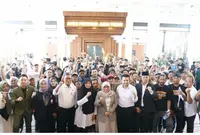 Aksi Damai Pemprov Jatim dan Peternak Ayam Petelur di Depan DPRD Jawa Timur