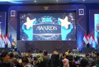Gubernur Khofifah Raih The Education Transformative Leadership Award 2026