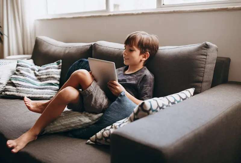 Ilustrasi Anak dengan Gadget