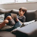 Ilustrasi Anak dengan Gadget