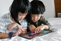 Ilustrasi Anak Bemain Gadget