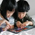 Ilustrasi Anak Bemain Gadget