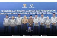 Sumpah Jabatan dan Pengesahkan Anggota KIP 2026-2030