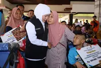 Gubernur Khofifah Salurkan Bantuan Sosial