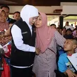 Gubernur Khofifah Salurkan Bantuan Sosial