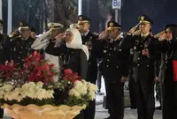 Gubernur Khofifah Memimpin Apel di Taman Makam Pahlawan