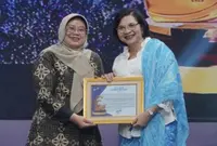 Gubernur Khofifah Dianugerahi Penggerak Ekonomi Biru di Maritime Awards 2026