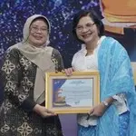 Gubernur Khofifah Dianugerahi Penggerak Ekonomi Biru di Maritime Awards 2026