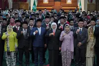 Khofifah menyematkan tanda kehormatan Satyalancana kepada ASN