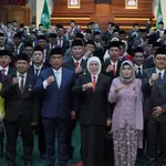 Khofifah menyematkan tanda kehormatan Satyalancana kepada ASN