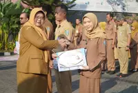 Diskominfo Jatim Memberikan Penghargaan EOM Kepada Pegawai Berprestasi