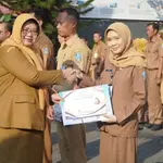 Diskominfo Jatim Memberikan Penghargaan EOM Kepada Pegawai Berprestasi