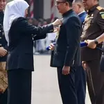 Wakil Ketua DPRD Jawa Timur Menerima Lencana Penghargaan dari Pemerintah Provinsi Jawa Timur
