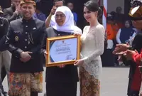 Gubernur Khofifah Serahkan Penghargaan kepada 49 Penerima pada Hari Jadi ke-81 Jatim