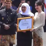 Gubernur Khofifah Serahkan Penghargaan kepada 49 Penerima pada Hari Jadi ke-81 Jatim