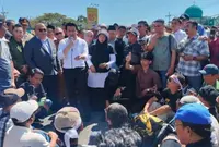 Aksi Unjuk Rasa Ratusan Peternak Ayam Petelur di Depan Gedung DPRD Jawa Timur