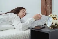 Ilustrasi Tidur Dekat dengan HP