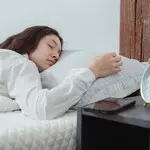 Ilustrasi Tidur Dekat dengan HP