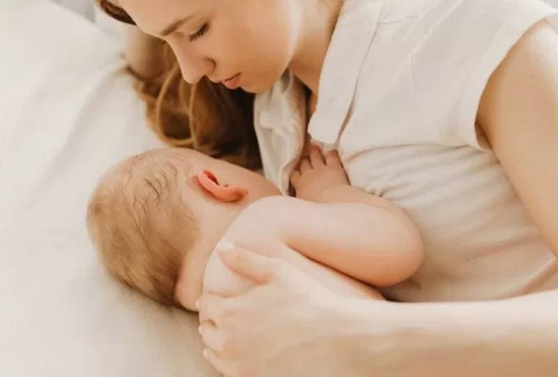 Foto Ibu Menyusui Bayi