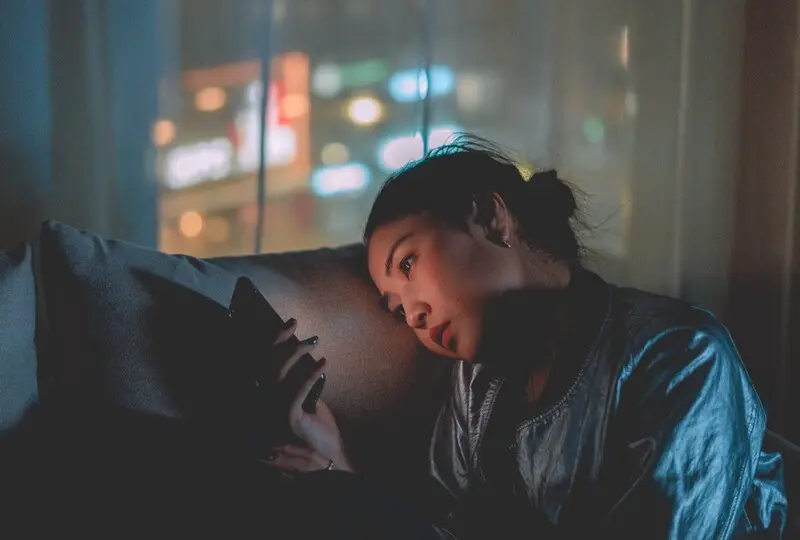 Sering Curhat ke Chatbot AI? Psikolog Ingatkan Dampak Negatifnya