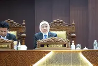 Gubernur Khofifah Serahkan Nota Keuangan APBD 2025