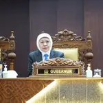 Gubernur Khofifah Serahkan Nota Keuangan APBD 2025