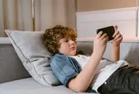 Ilustrasi Dampak Anak Main Gadget