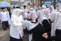 Khofifah Pimpin Apel Hari Santri 2025 di Malang