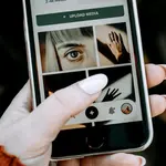 Ilustrasi Upload Foto WhatsApp