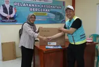 Perangkat Starlink diserahkan Diskominfo Provinsi Jawa Timur kepada Puskesmas di Pulau Kangean