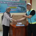 Perangkat Starlink diserahkan Diskominfo Provinsi Jawa Timur kepada Puskesmas di Pulau Kangean