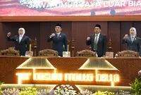 Gubernur Khofifah Tanggapi PA Fraksi DPRD Jatim Terkait BUMD