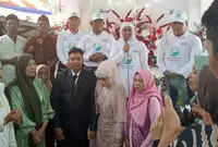 Khofifah Hadiri Susur Sungai, Bagikan Sembako ke Warga