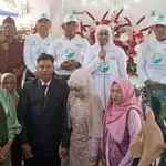 Khofifah Hadiri Susur Sungai, Bagikan Sembako ke Warga