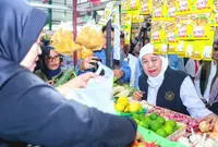 Gubernur Khofifah Meninjau Kondisi Harga dan Ketersediaan Kebutuhan Pokok di Pasar Klojen