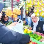 Gubernur Khofifah Meninjau Kondisi Harga dan Ketersediaan Kebutuhan Pokok di Pasar Klojen