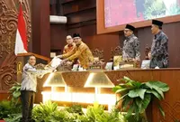 Juru Bicara Komisi E DPRD Jawa Timur Membacakan Laporan Komisi E
