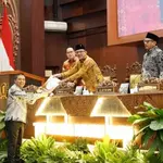 Juru Bicara Komisi E DPRD Jawa Timur Membacakan Laporan Komisi E
