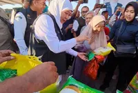 Gubernur Khofifah Menghadiri Kegiatan Pasar Murah di Probolinggo