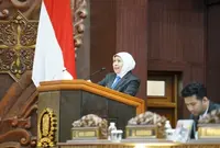 Gubernur Jawa Timur, Khofifah Indar Parawansa, dalam Rapat Paripurna DPRD Jawa Timur